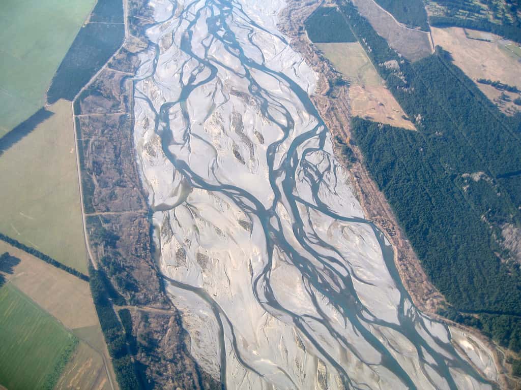  Vue aérienne des bras anastomosés de la rivière Waimakariri dans les plaines de Canterbury en Nouvelle-Zélande. © Greg O'Beirne, <em>Wikimedia Commons</em>, CC by-sa 3.0