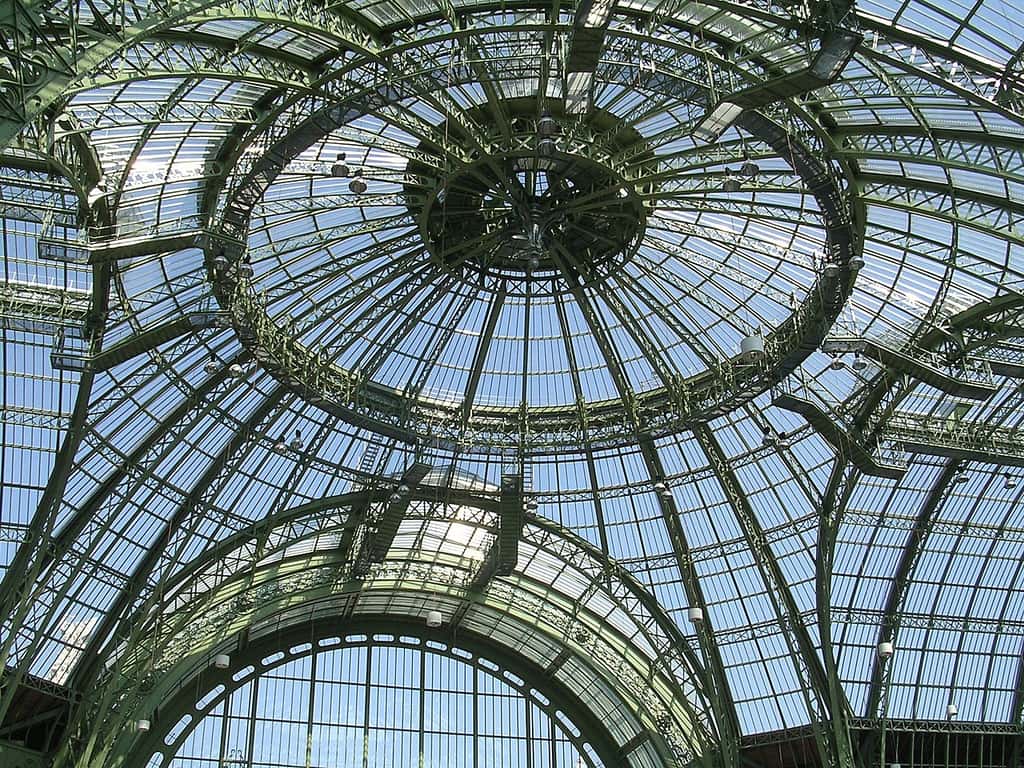 L’impressionnante coupole de verre du Grand Palais, vue de l’intérieur. © Piero d’Houin, Wikimedia Commons, CC by-sa 2.5