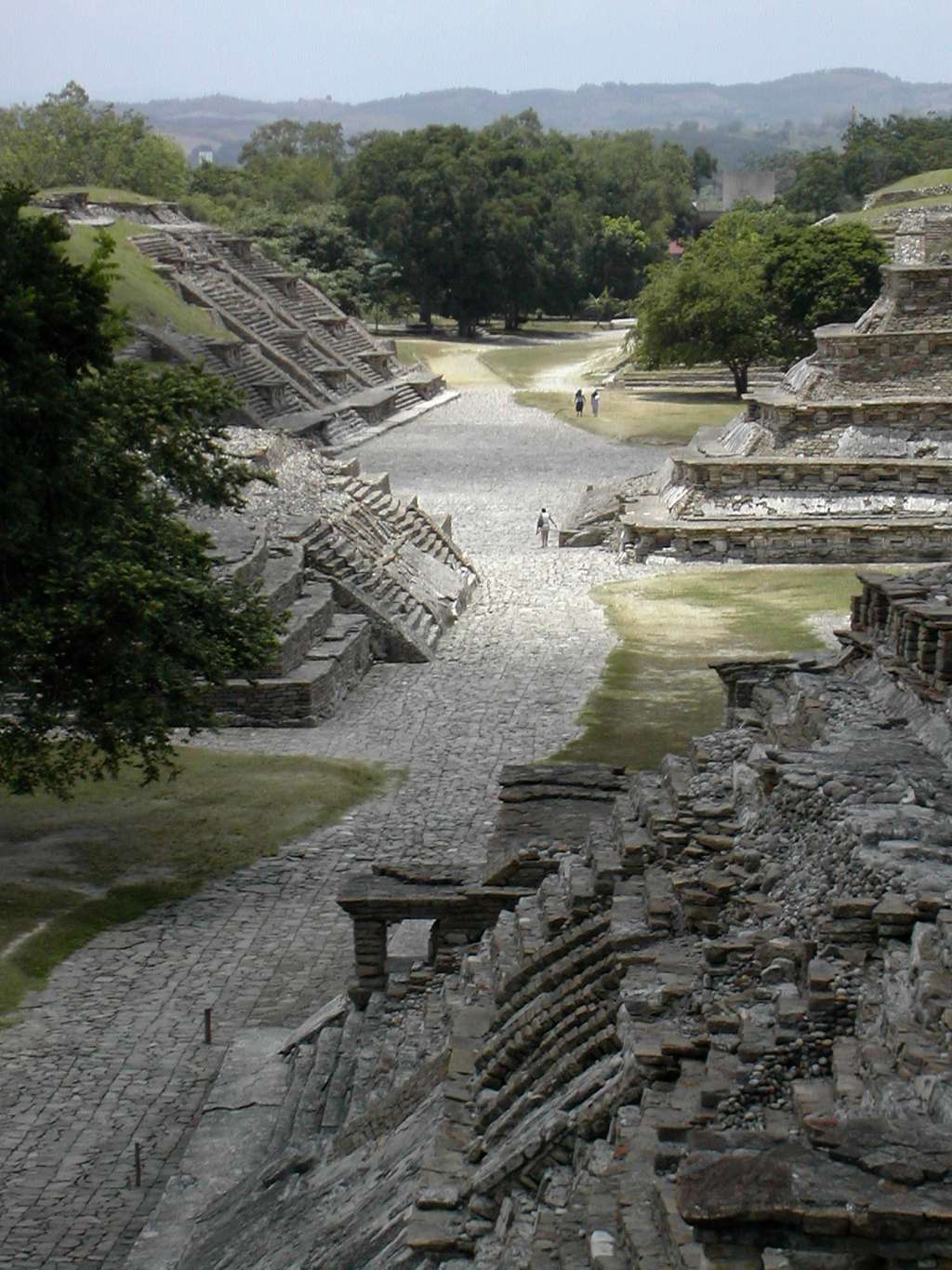 Un morceau du site d’El Tajín, vu depuis le sommet d’une pyramide. Environ 10 % des bâtiments seulement auraient été dégagés à ce jour. © Jacobolus, Wikimedia Commons, CC by-sa 2.0