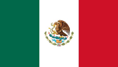 Drapeau du Mexique. Au milieu, les armes du Mexique, qui représentent un aigle dévorant un serpent. On considère généralement que le vert, le blanc et le rouge du drapeau symbolisent respectivement l’espoir, l’unité et le sang des héros. © Alex Covarrubias, Wikmedia Commons, DP