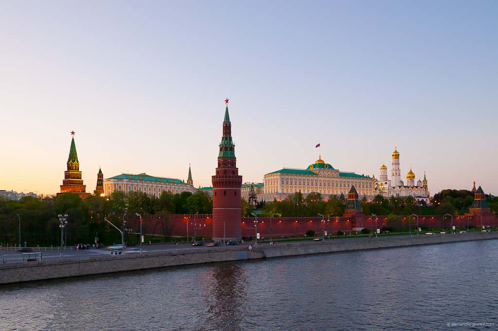 Au pied de la rivière Moskova, les remparts du Kremlin, avec le grand palais et ses cathédrales © Alexandergusev, <em>Wikimedia Commons,</em> by-sa 3.0