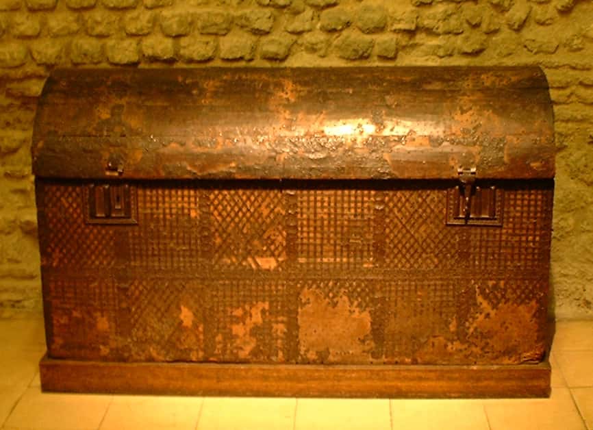 Parmi le mobilier du Moyen Âge, on retrouve le coffre, objet très prisé par les pauvres comme les nobles © Guillaume Blanchard, <em>Wikimedia Commons</em>, CC by-sa 2.5
