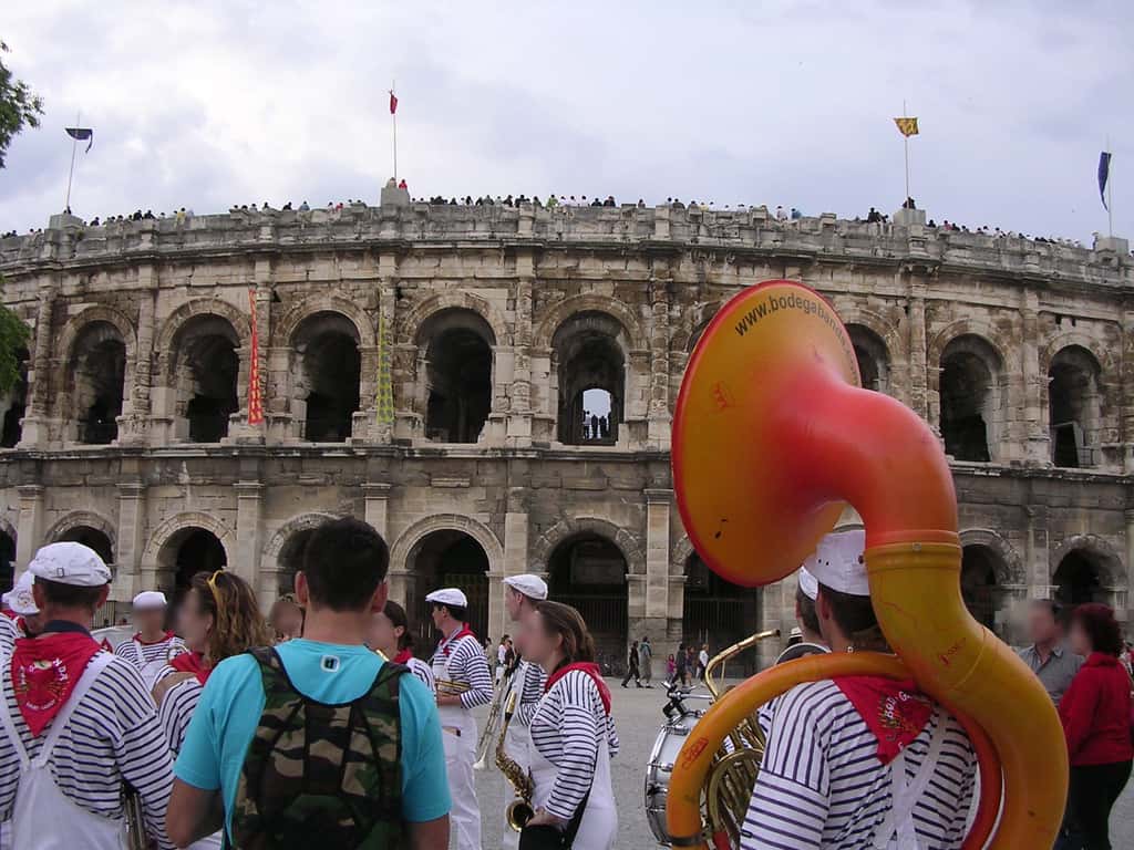 Les arènes et les festivaliers pendant la feria des vendanges à Nîmes. © G CHP, <em>Wikimedia Commons</em>, CC by-sa 2.0 