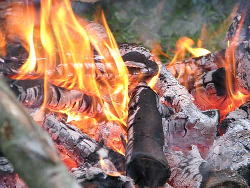 Les feux de bois sont sources de polluants atmosphériques : particules, monoxyde de carbone, hydrocarbures aromatiques polycycliques, etc. © Humanoide CC by-nc 2.0