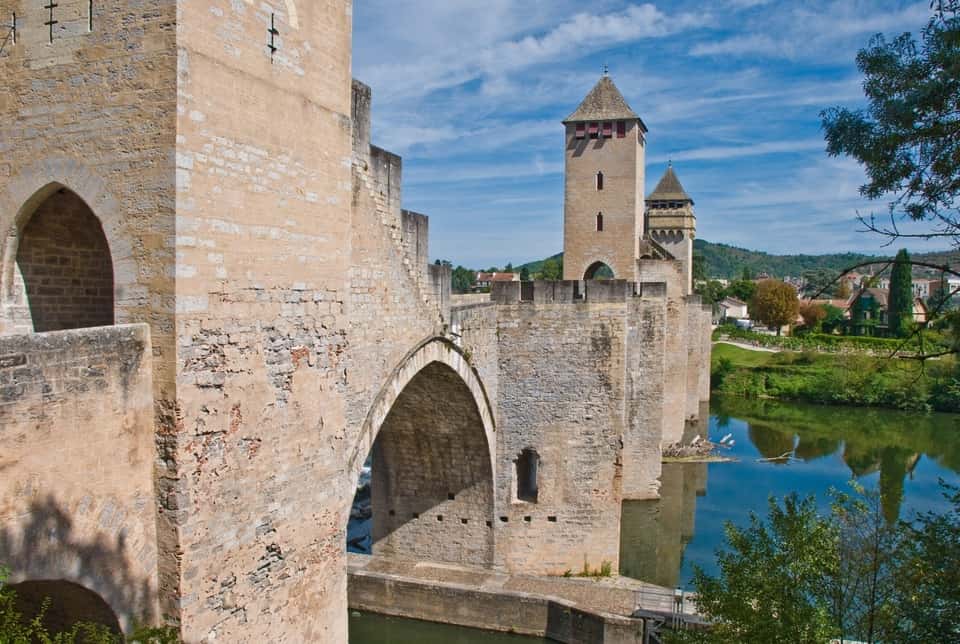 L'architecture fortifiée, comme celle du pont Valentré (XIVesiècle), à Cahors, dans le Lot, est le reflet de la société du Moyen Âge. © Phillip Capper, Fotopedia, CC by 2.0