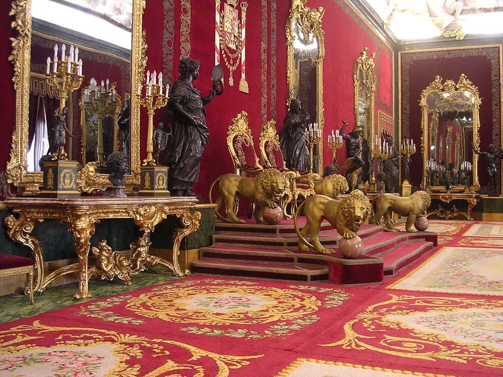 Salle du Trône aux murs recouverts de velours de Gênes cramoisi. Quatre lions dorés protègent symboliquement le trône. ©Fabio Alessandro Locati, <em>Wikimedia Commons</em>, CC by-sa 3.0
