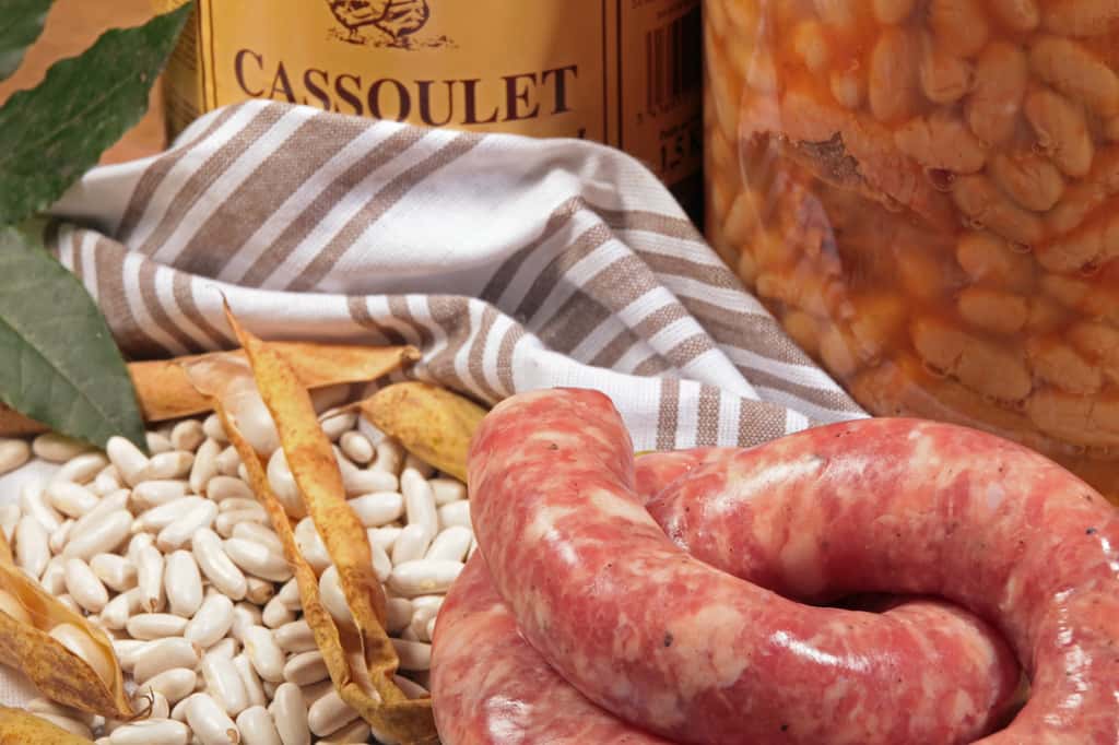 Servie avec le cassoulet, fleuron de la gastronomie occitane, la saucisse de Toulouse est fabriquée selon une recette bien précise. © Claude Calcagno, Fotolia