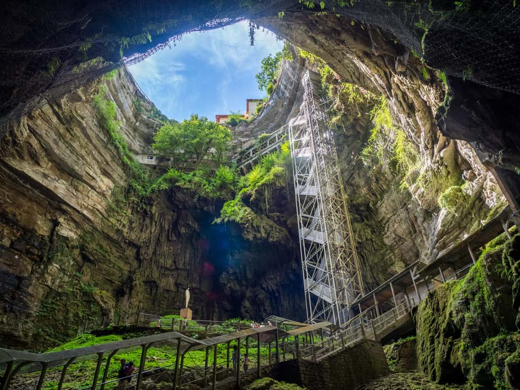 Il faut descendre à plus de cent mètres pour atteindre les profondeurs du gouffre de Padirac. © Cottevieille, Fotolia 
