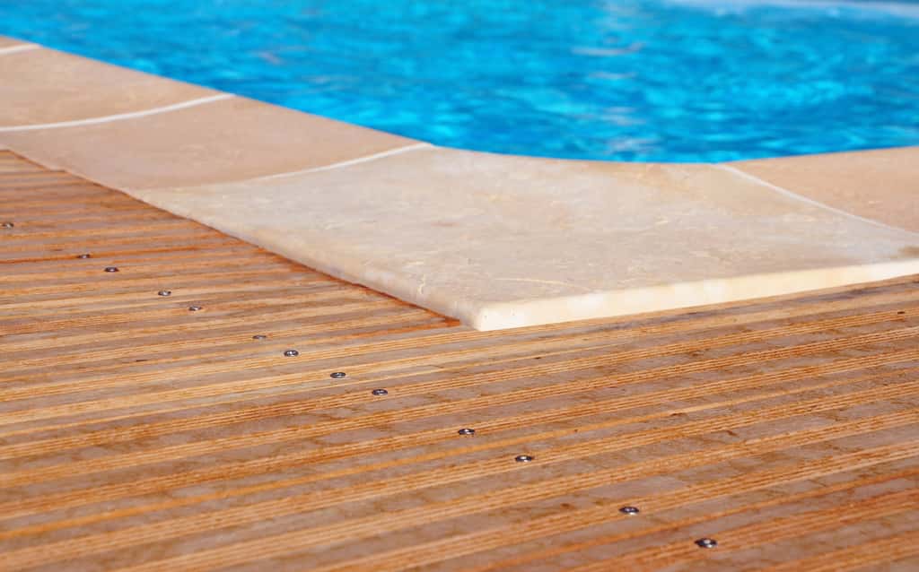 Le dallage autour de la piscine, une autre alternative pour offrir de jolies finitions à votre piscine. © Pixabay