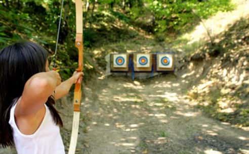 Le tir à l'arc est un sport qui sollicite les muscles du dos, des bras et la ceinture abdominale. © Phovoir