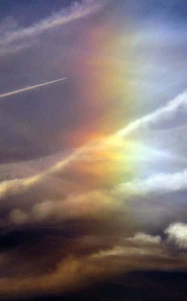 La réfraction des rayons lumineux sur les molécules d’eau en suspension dans l’atmosphère provoque l’apparition d’un arc-en-ciel. © F. Lamiot / Wikimédia Commons CC by-sa