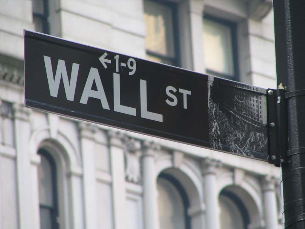 <em>Wall Street </em>à New York, haut lieu de la finance et point de départ de la crise de 29 qui a entraîné la ruine de nombreux investisseurs. © Rmajouji, Wikimedia Commons, CC by 2.5