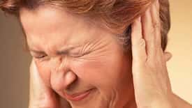 Les bourdonnements dans les oreilles sont souvent les symptômes des acouphènes, difficiles à soigner. © DR