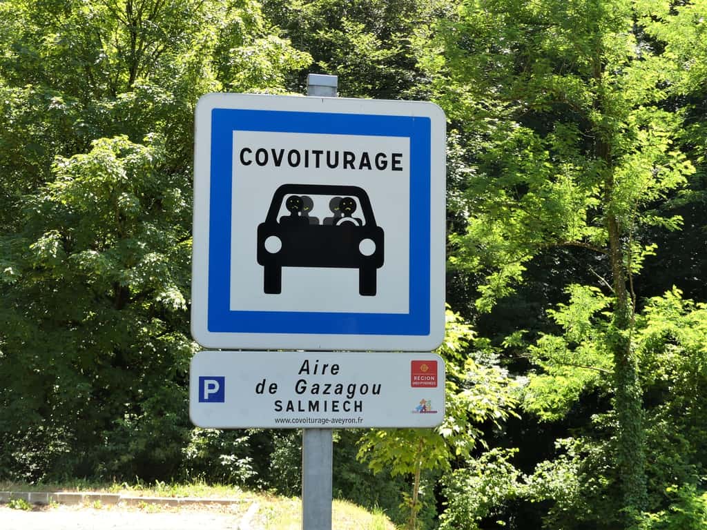 Le covoiturage s'est particulièrement développé en zones rurales. Panneau de covoiturage à Salmiech, Aveyron. © Père Igor, <em>Wikimedia Commons</em>, CC by-sa 4.0