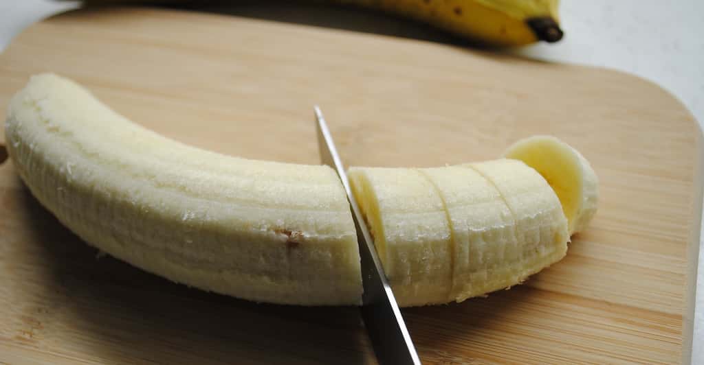 Une fois la peau de la banane enlevée, versez du jus de citron acide sur le fruit pour neutraliser l’action des enzymes et éviter le noircissement. © cokolatetnica, Pixabay License