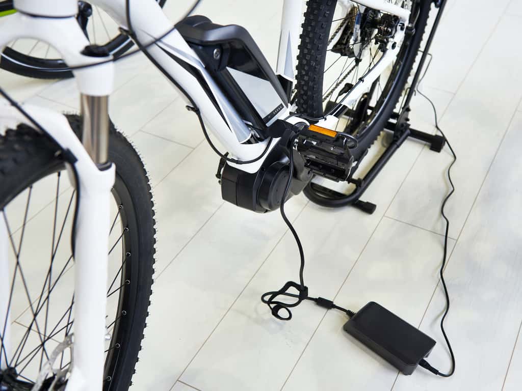 La recharge d'un vélo électrique n'est pas si différente de celle d'un autre appareil. © Sergey Ryzhov, Adobe Stock