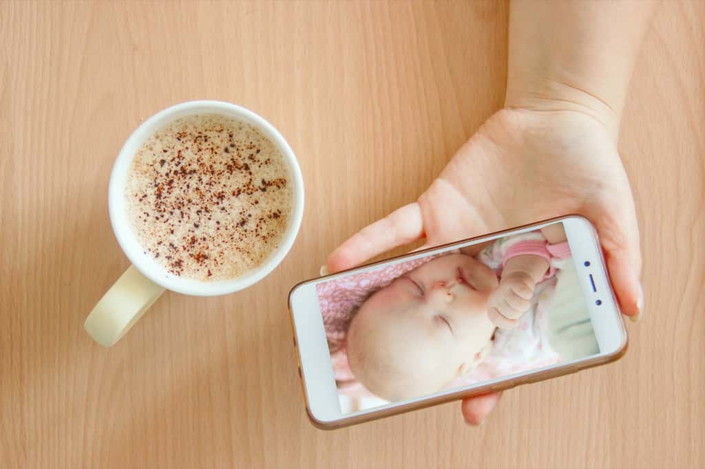  À la maison, rien n'est plus simple que de surveiller son bébé avec un babyphone connecté et protégé avec un VPN iPhone. © luuuusa, Adobe Stock