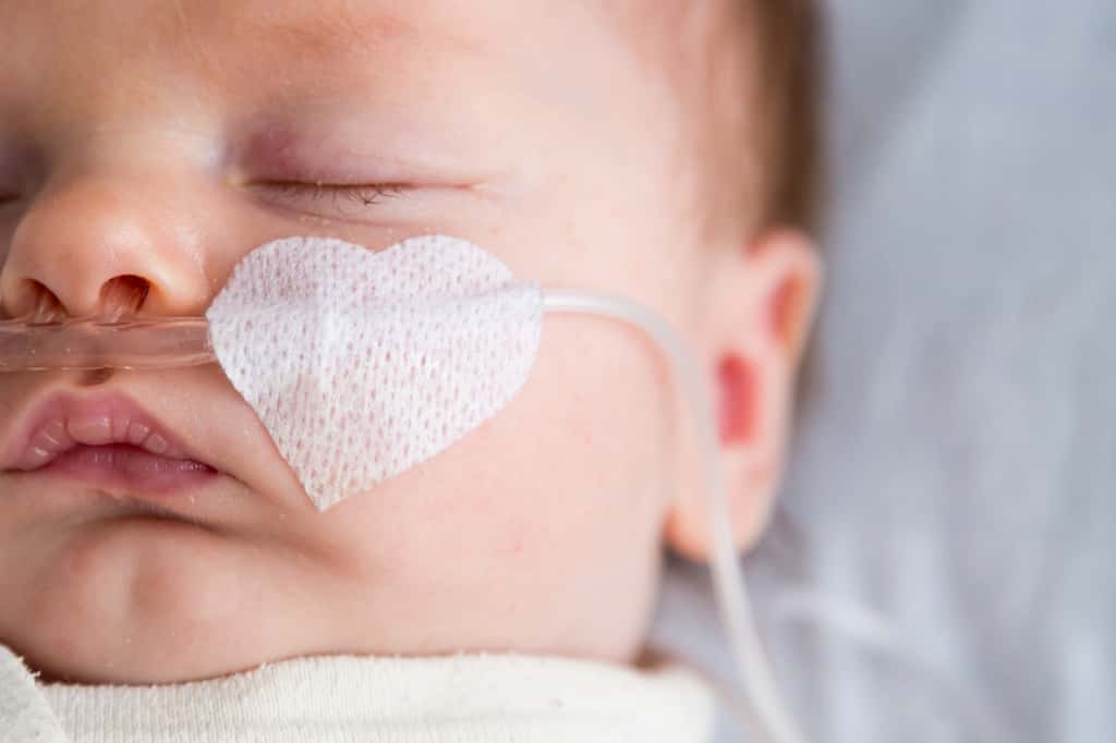  Une bronchiolite peut nécessiter une hospitalisation chez les nourrissons, avec oxygénothérapie. © Lavizzara, Adobe Stock