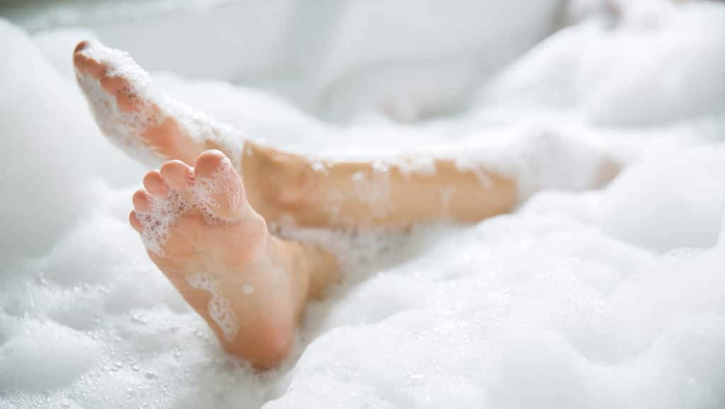 Pour doper l’efficacité de votre bain moussant, il y a quelques astuces à connaître comme éviter les courants d’air et les matières grasses. © torwaiphoto, Adobe Stock