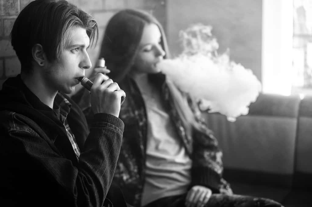 L'interdiction des e-cigarettes aromatisées vise à protéger la jeunesse. La vapeur contient des particules fines qui pénètrent les poumons. Il y a de « <em>nombreuses substances potentiellement toxiques </em>», a conclu un rapport des Académies américaines des sciences, en 2018. © aleksandr_yu, Fotolia