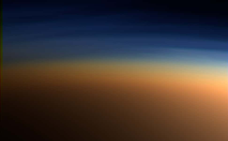 L’atmosphère de Titan, l’un des satellites de Saturne, contient, comme ce fut un temps le cas de celle de la Terre, des aérosols qui lui donnent une couleur orangée. © Nasa, Wikipedia, Domaine public