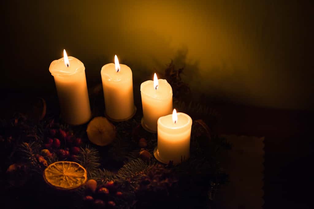 Dans la tradition allemande, le calendrier de l’Avent s’accompagne d’une couronne composée de quatre bougies que l’on allume, l’une après l’autre, chaque dimanche précédent Noël. © hraska, Adobe Stock