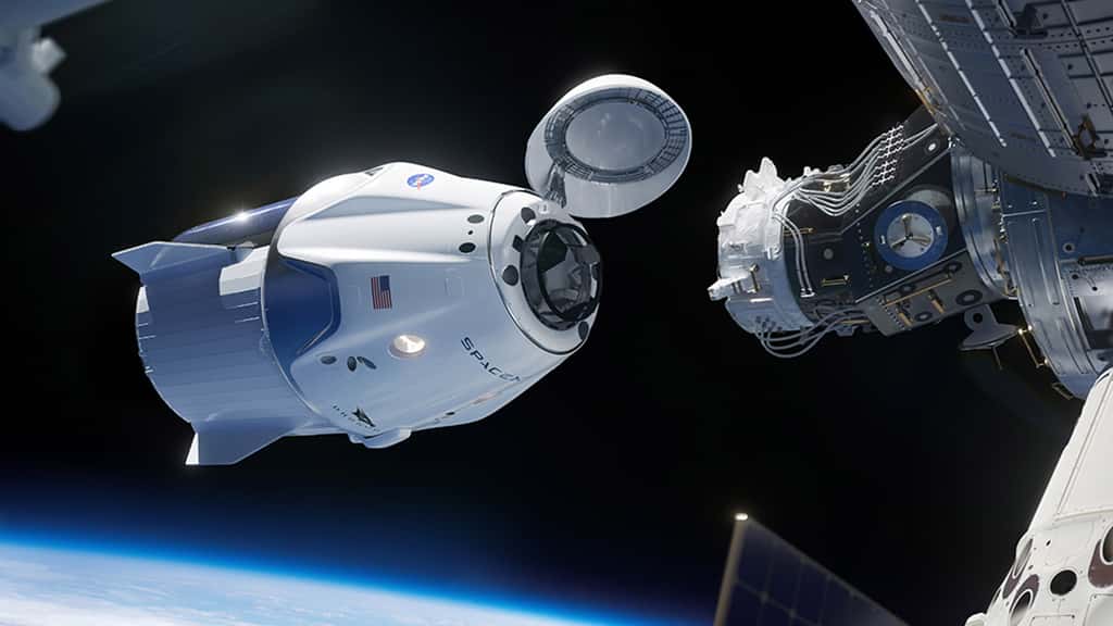 Vue d'artiste du vaisseau spatial Crew Dragon amarré à la Station spatiale internationale. © SpaceX