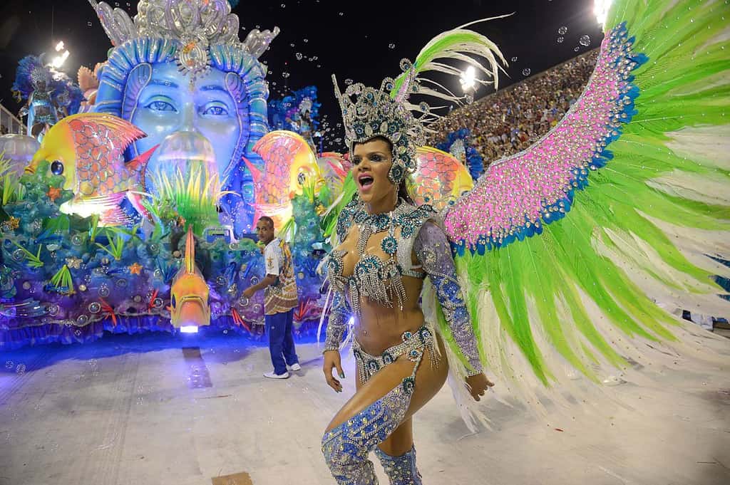 Le défilé du Carnaval de Rio est connu pour ses couleurs vives. © Agencia Brasil Fotografias, Wikimedia Commons, CC By-SA 2.0
