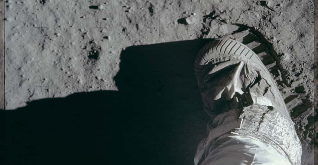En 2001, un documentaire suivi par 15 millions d’Américains sur Fox TV posait très sérieusement la question : avons-nous marché sur la Lune ? Reprenant les arguments conspirationnistes de Bill Kaysing, il a convaincu bon nombre de téléspectateurs que… non ! © <em>Project Apollo Archive</em>, Flickr, Domaine public