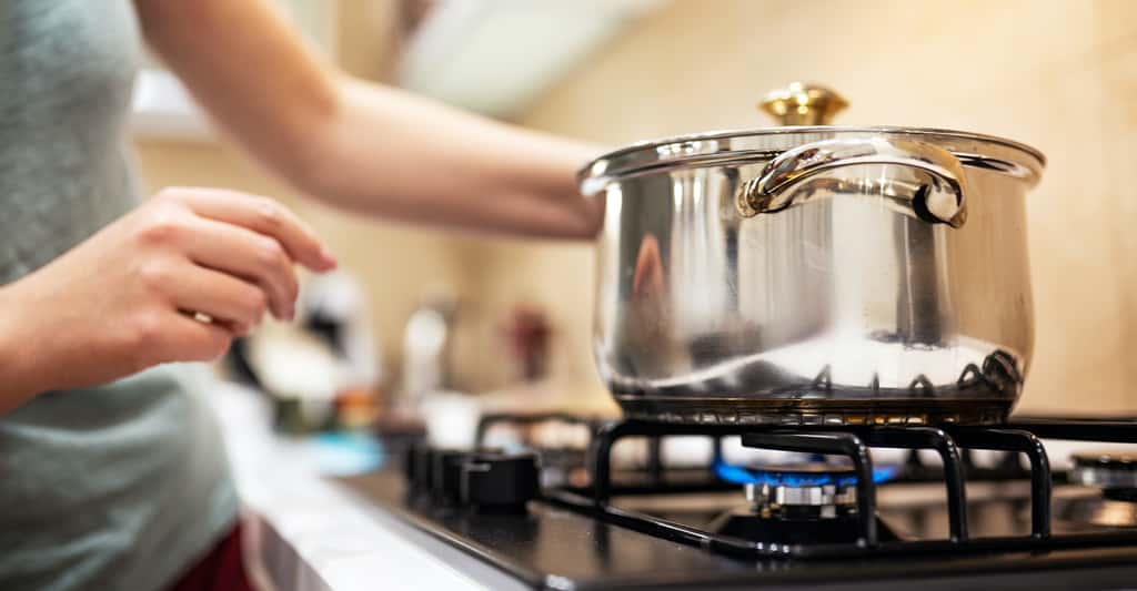 En mettant un couvercle sur votre casserole, vous pouvez économiser jusqu’à 20 % de l’énergie nécessaire à faire bouillir de l’eau. © B@rmaley Adobe Stock