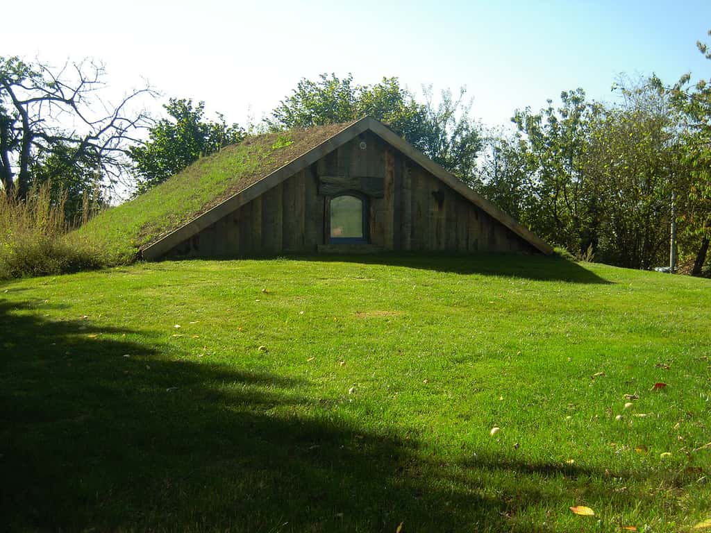 Une cabane semi-enterrée écoconstruite. © Jacques Le Letty, <em>Wikimedia Commons</em>, CC by-sa 3.0