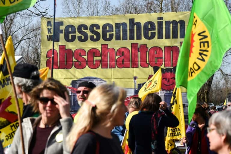Des manifestants anti-nucléaire demandent la fermeture ed la centrale de Fessenheim (Haut-Rhin) le 12 mars 2017, près de la centrale. © Sébastien Bozon, AFP, Archives 