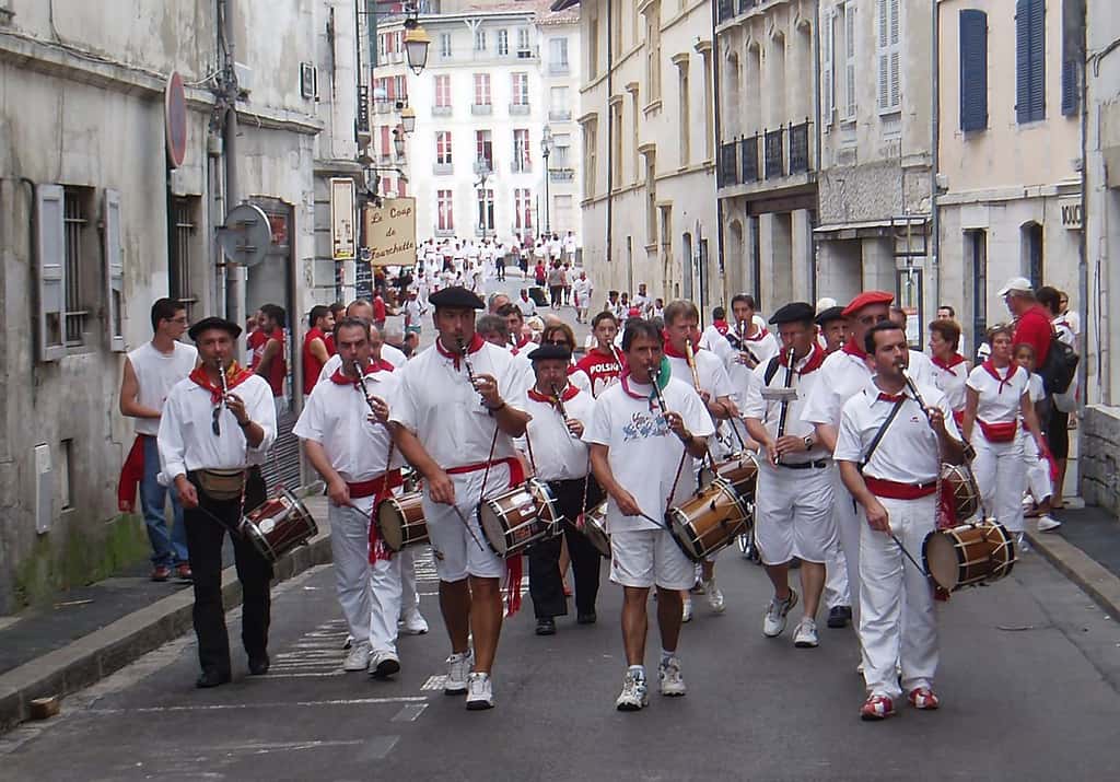 Les txistus de Jo Txistua (joueurs de flûte basque), lors des fêtes de Bayonne. © Errota, <em>Wikimedia Commons</em>, domaine public