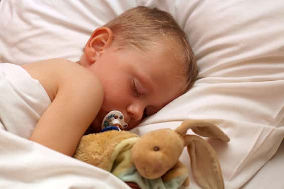 En attendant de soigner la fièvre de bébé, ne le couvrez pas trop. Une fièvre, c'est au-delà de 38 °C. © Fotolia