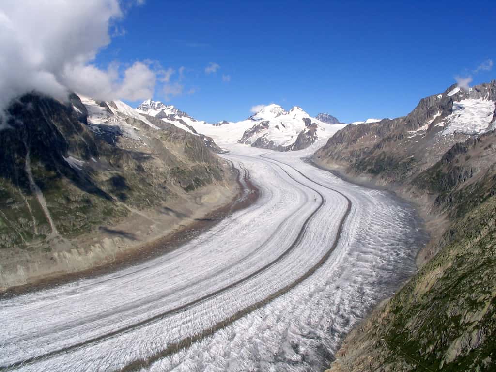Partie médiane du glacier avec au fond, la Konkordiaplatz, Dirk Beyer, GFDL et CC by-sa 2.5