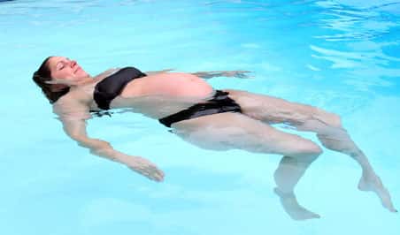 La natation est un excellent sport à pratiquer durant la grossesse. © Fotolia 