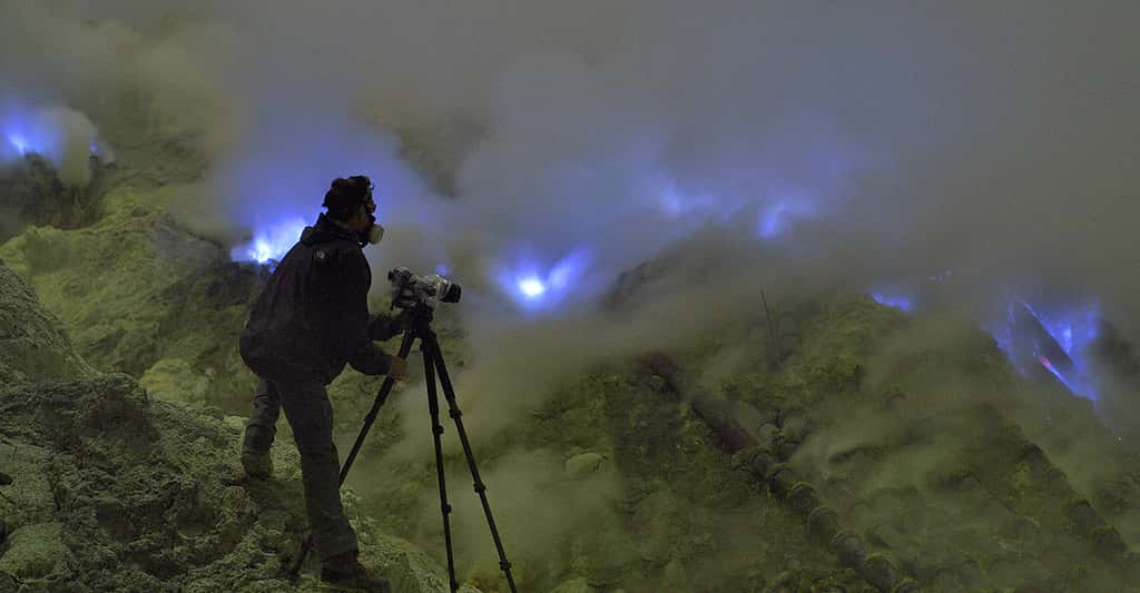 Le Kawah Ijen, un volcan indonésien qui crache des flammes bleues. © Olivier Grunewald, tous droits réservés