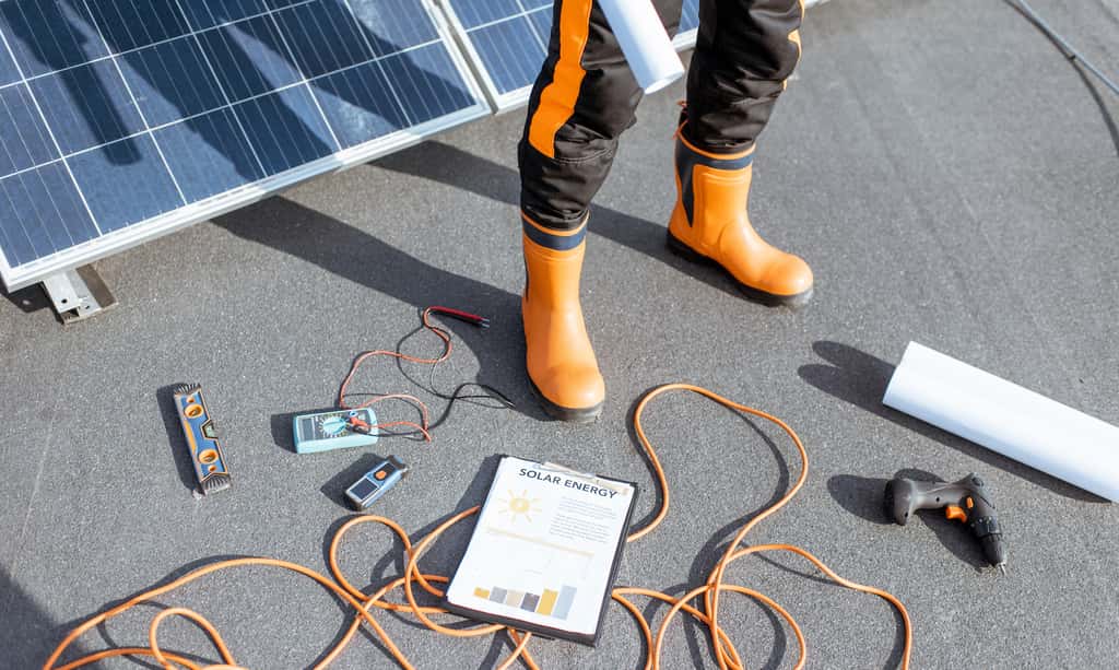 Selon le kit panneau solaire choisi, plus ou moins de compétences seront nécessaires à l’installer soi-même. © rh2010, Adobe Stock