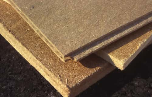 Plaques d’isolant en fibre de bois, un excellent isolant sous toiture pour se protéger des chaleurs. © A. Bosse-Platière, Terre vivante