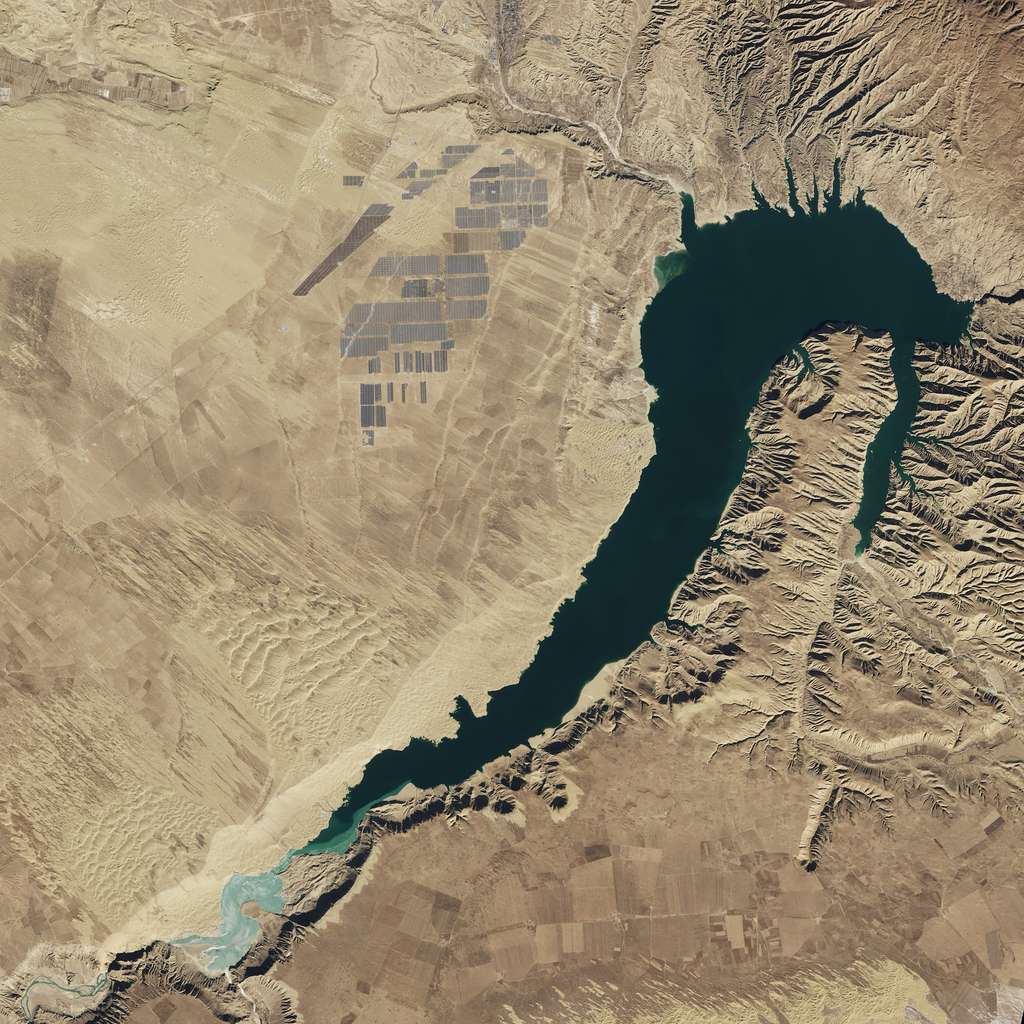 Une vue satellite du barrage de Longyangxia et de la centrale solaire installée à côté. La deuxième plus grande au monde. © USGS, Nasa Landsat