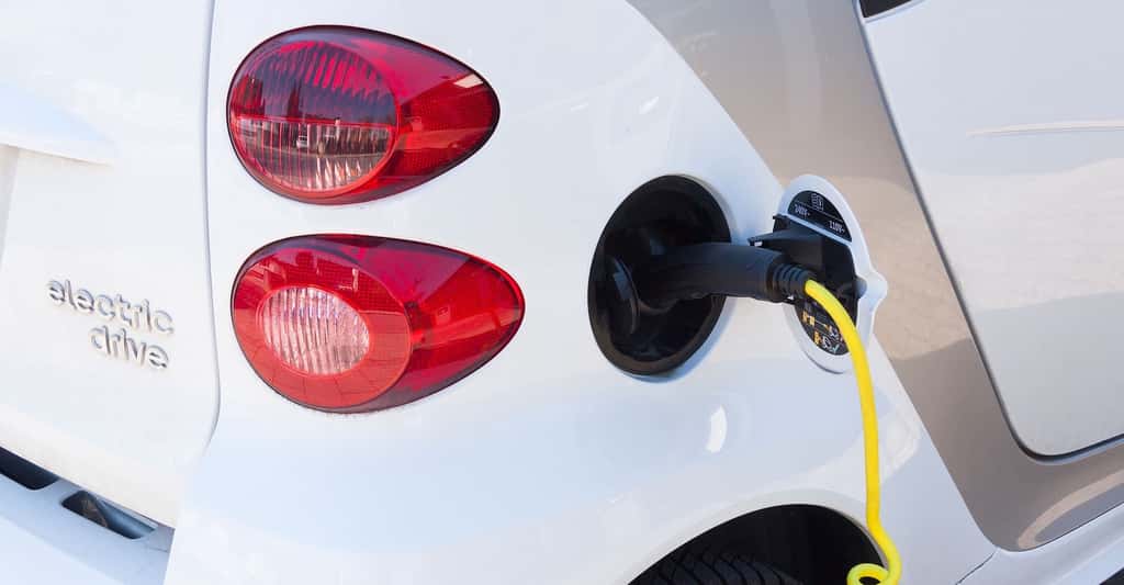 Les voitures électriques compteront sur la légèreté des matériaux composites pour compenser l’excès de masse des batteries embarquées. © Stux, Pixabay License