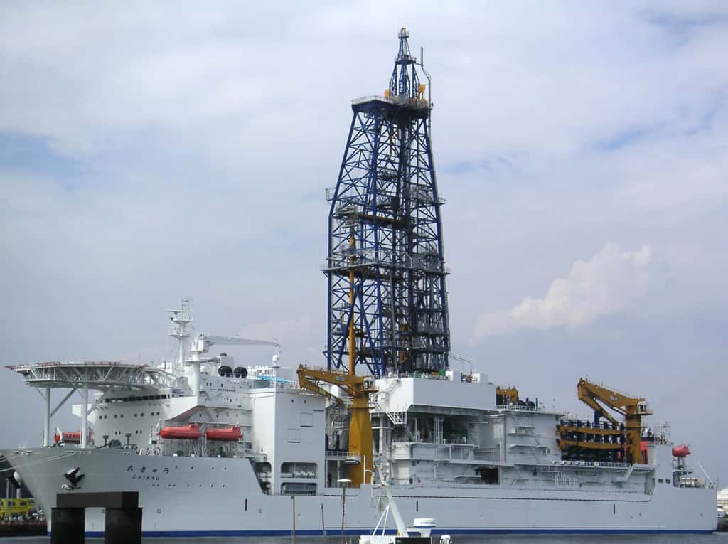 Le navire japonais de forage scientifique en haute mer, « Chikyu », de la Jamstec (Agence japonaise pour les sciences et technologies marines et terrestres) est intégré au programme intégré de forage océanique (IODP). Il peut forer à plus de 7.000 mètres sous le fond marin à des profondeurs d'eau dépassant 2.000 mètres. Photo prise au nouveau port de Yokosuka, Kanagawa, Japon. 2005. © Lueur, <em>Wikimedia Commons</em>, CC by-sa 3.0