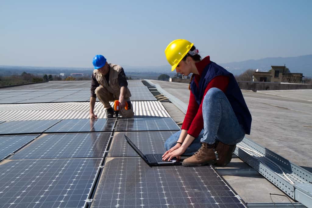 Des métiers sur le terrain, ici, l'installation d'une centrale photovoltaïque. © Franco Lucato, Adobe Stock