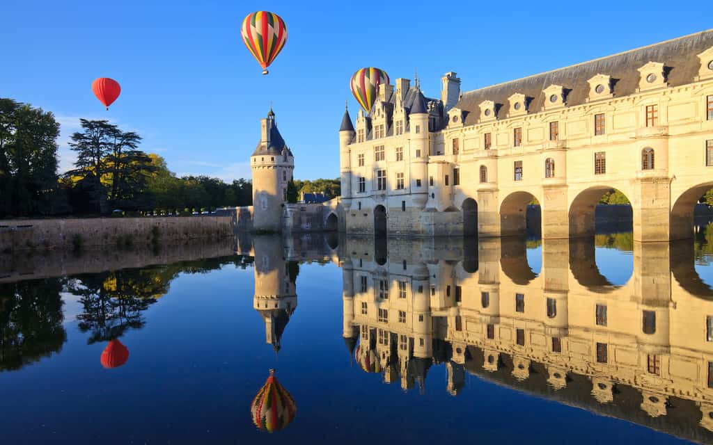 Des montgolfières au-dessus du château de Chenonceaux. © aterrom, Adobe Stock
