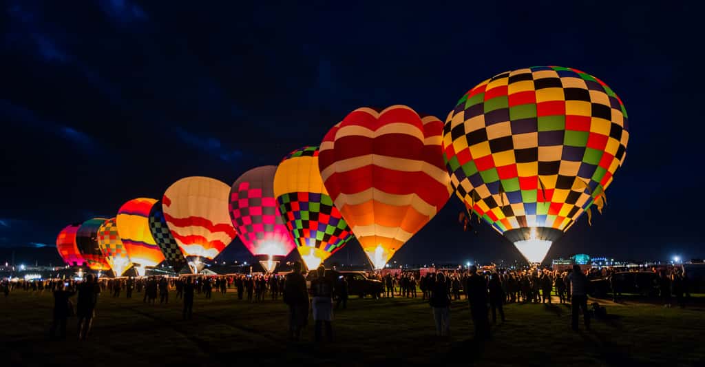 Des montgolfières prêtes pour un vol de nuit. © Greg Meland, Adobe Stock
