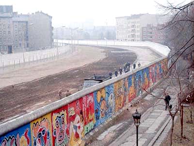 La construction du mur de Berlin est liée aux conséquences de la seconde guerre mondiale, photo prise en 1986. © Noir, Wikimedia Commons, CC by-sa 3.0