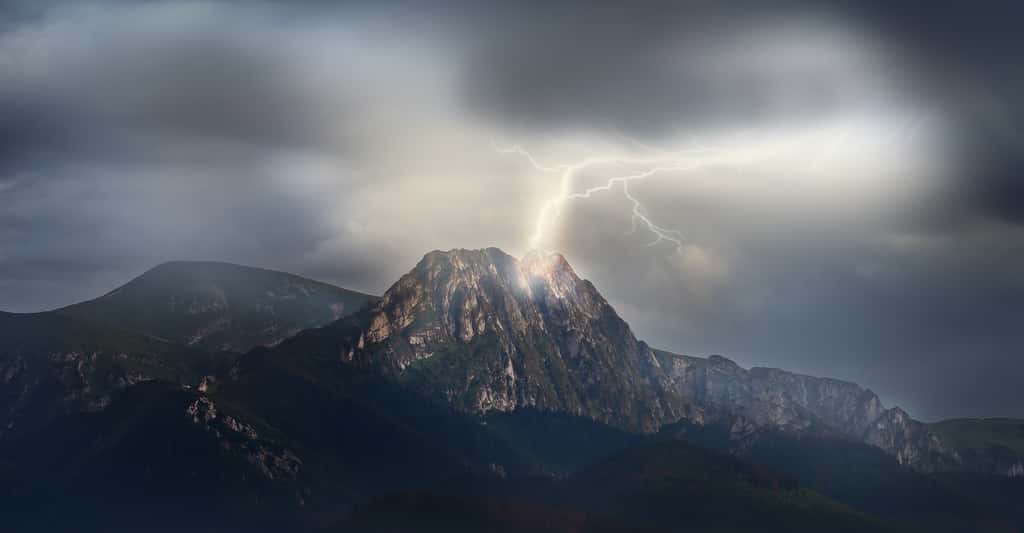 Les orages se déclenchent aussi plus en montagne qu’en plaine et plus sur terre que sur mer. © ambrozinio, Adobe Stock