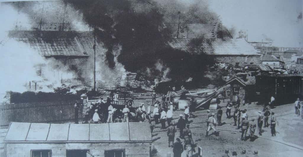 Le port d'Odessa brûlé par les foules pendant des jours d'agitation. Juin 1905. © Auteur inconnu. Photo extraite du livre <em>Russie 1904-1924. La Révolution est là</em>, d'Éric Blaschet, <em>Wikimedia Commons, </em>domaine public