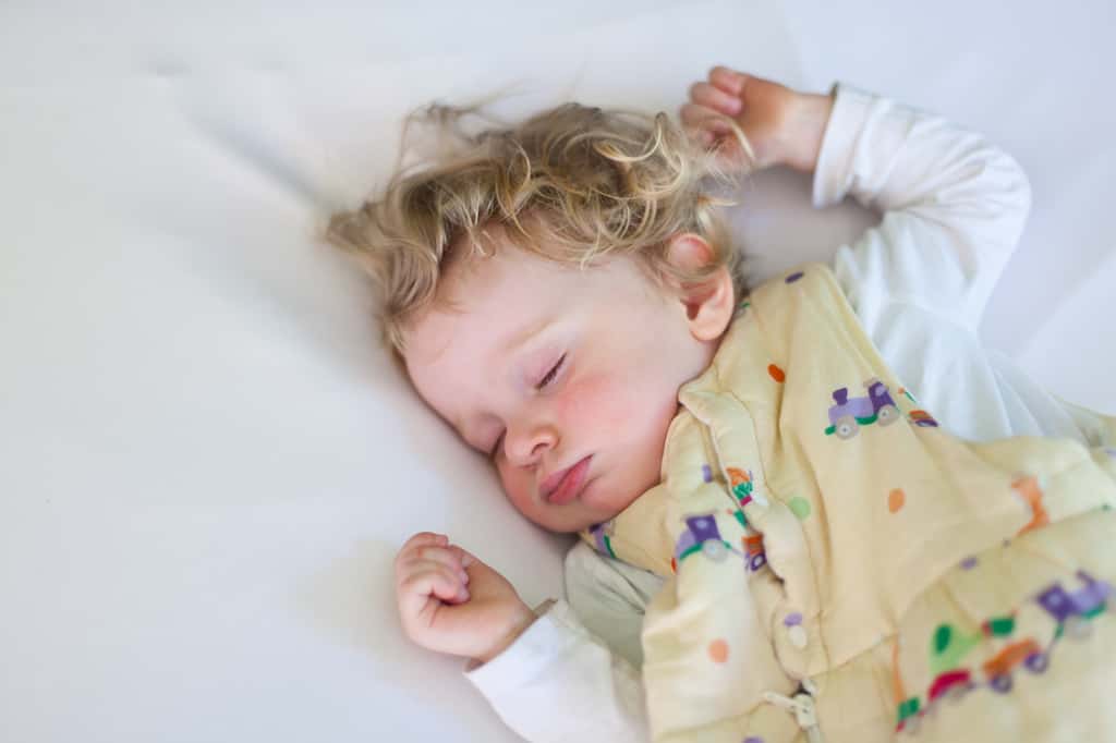Le bébé doit être couché sur le dos, dans une turbulette (ou gigoteuse) et sans couverture. © kristall, Fotolia