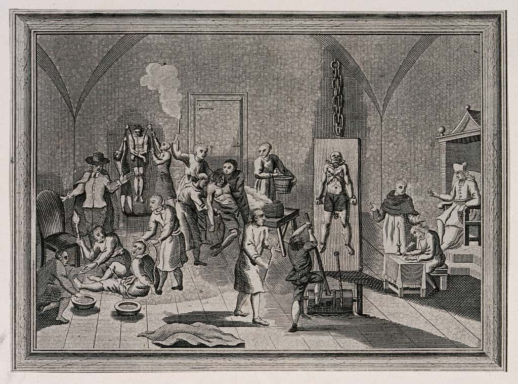Gravure représentant l'intérieur d'une prison de l'Inquisition espagnole où hommes et femmes sont torturés ou brûlés sou sla surveillance d'un prêtre.<br />© Wellcomeimage, <em>Wikimedia Commons,</em> CC by-sa 4.0